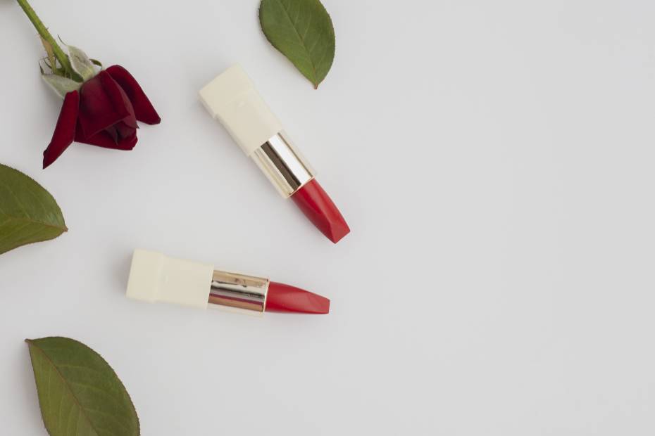Dos labiales de tono rojo con fondo blanco, sobre las mejores marcas de lipstick para lucir labios perfectos