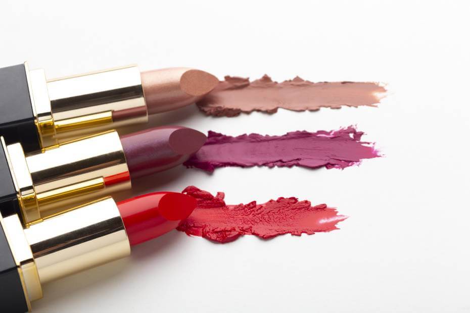 Tres labiales de diferentes tonos, sobre las mejores marcas de lipstick para lucir labios perfectos