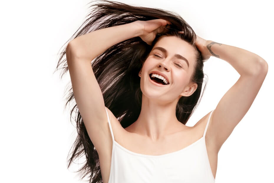 Mujer de frente sonriendo con pelo fino, sobre peinados para verte espectacular según tu tipo de cabello