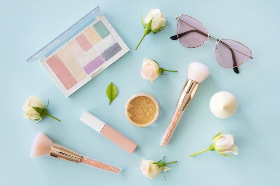 Diferentes productos de maquillaje cruelty free sobre el piso, sobre las 6 mejores marcas de maquillaje cruelty free para una belleza consciente