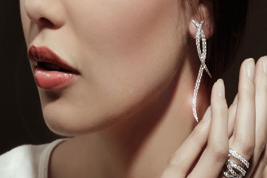 Quinceañera utilizando pendientes llamativos para su fiesta de XV años