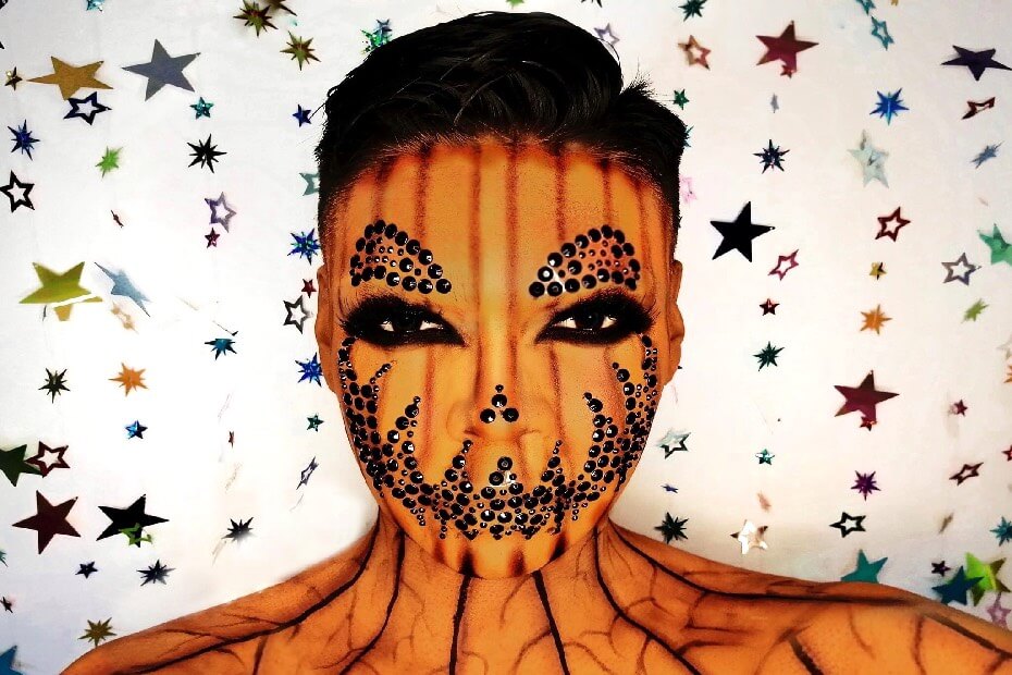Maquillaje creativo con brillos, sobre tendencias de maquillaje de Halloween 2023