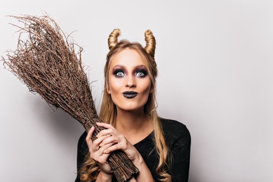 Mujer disfrazada y maquillaje para Halloween 2023 de un criatura fantásica