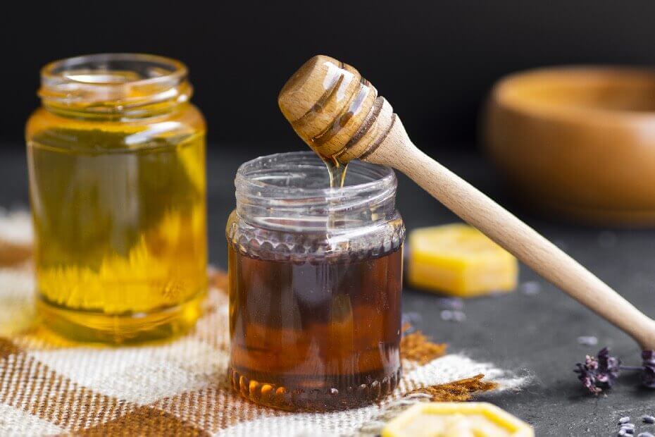 Miel en un frasco de vidrio para mascarilla recomendado por Foriu