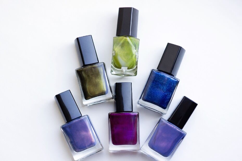 Barnices de uñas de colores fríos acomodados en forma de árbol navideño