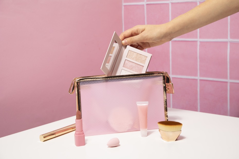 Kit de maquillaje para retocar un increíble look de quinceañera.