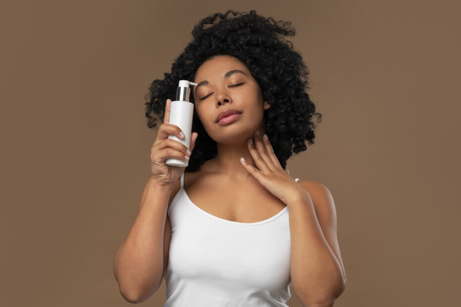 Mujer posando con crema para el cabello chino la cual es sugerida por foriu para el cuidado.