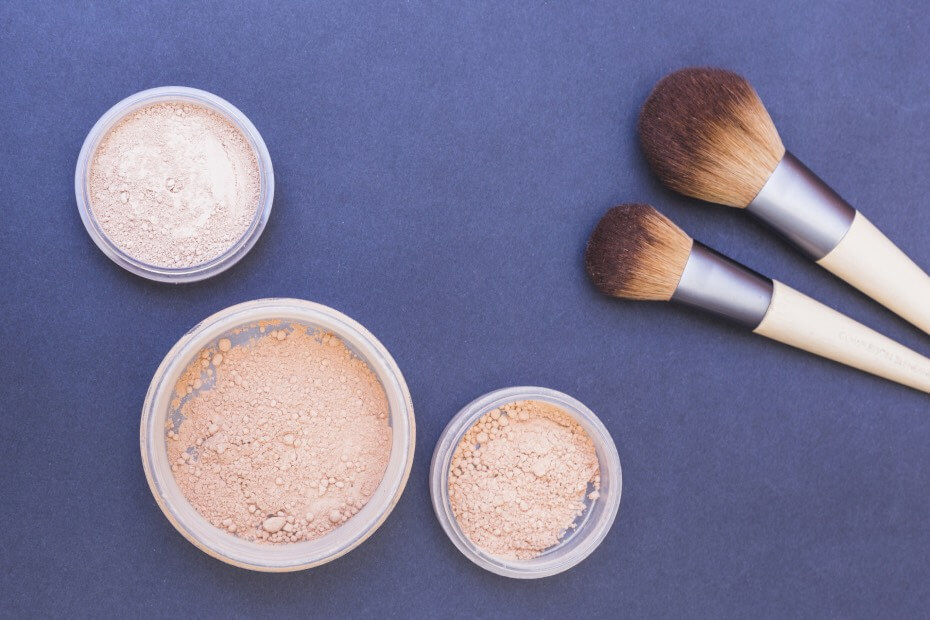 Foriu te recomienda llevarte a tus vacaciones maquillaje en polvo para que estés retocando tu cara.