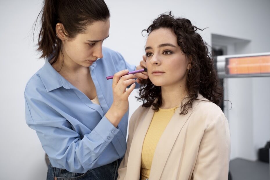 Coach de Foriu realizando prueba de peinado y maquillaje a una novia.