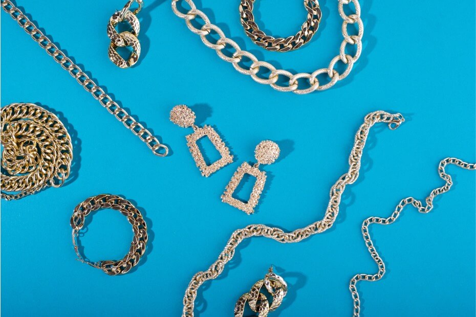 Foriu te recomienda utilizar accesorios que combinen con tu vestido de graduación.