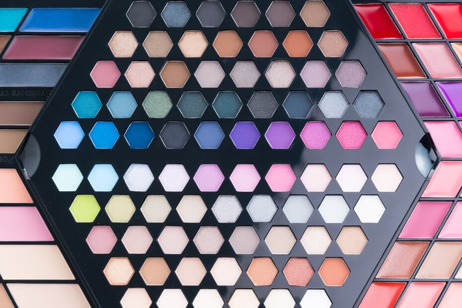 Foriu menciona que es importante siempre tomar en cuenta tu paleta de colores para elegir tu maquillaje y vestido de graduación.