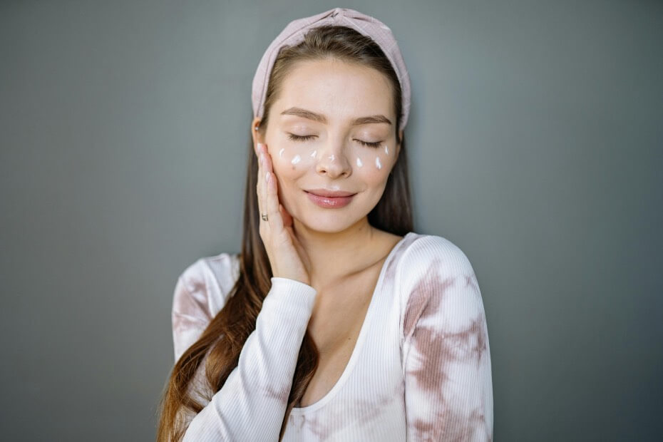 Para Foriu, es muy importante que te hidrates la cara antes de dormirte ya que esto ayuda a tener una piel sana.