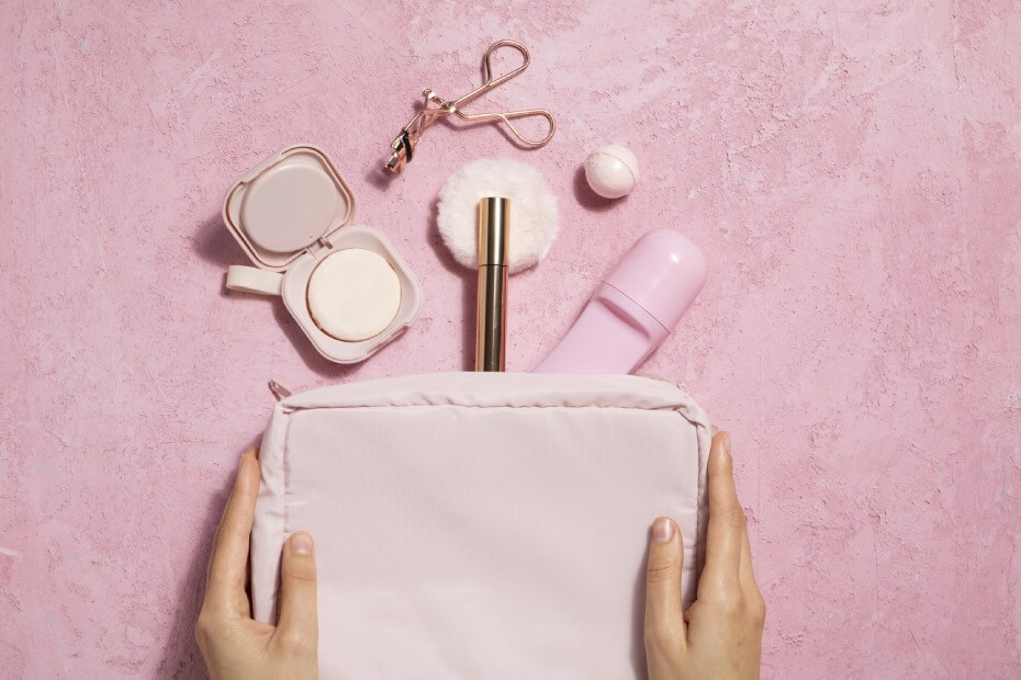 Los coaches de Foriu te recomiendan llevar a tu evento un kit de emergencia con maquillaje para que puedas retocarte.