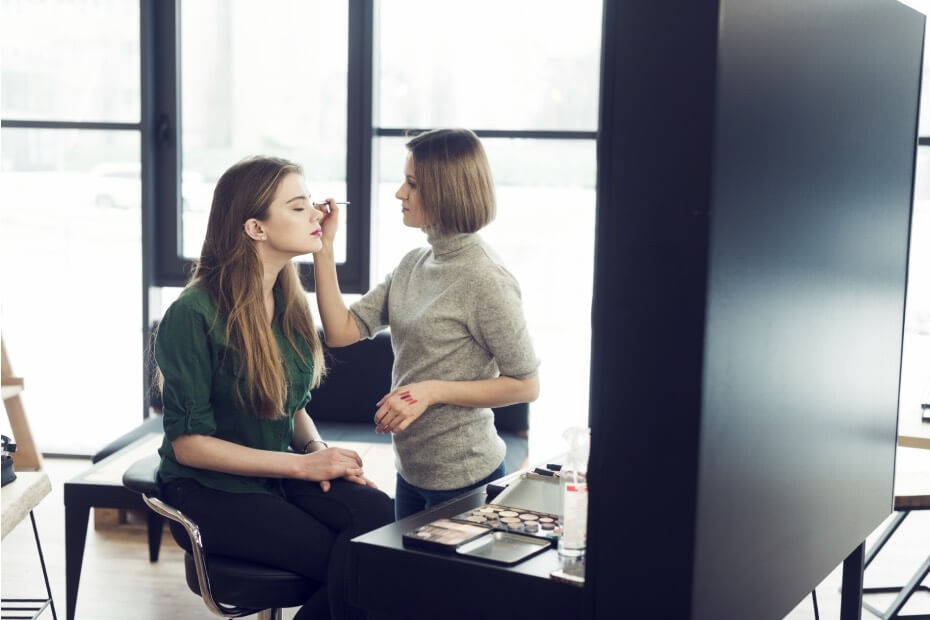 Una coach de Foriu realizando una prueba de maquillaje para una dama que tendrá una boda en Cuernavaca.
