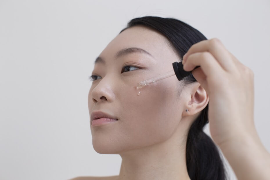 Foriu dice que aplicarte sérum en otoño e invierno es una gran opción para mantener tu cara hidratada.