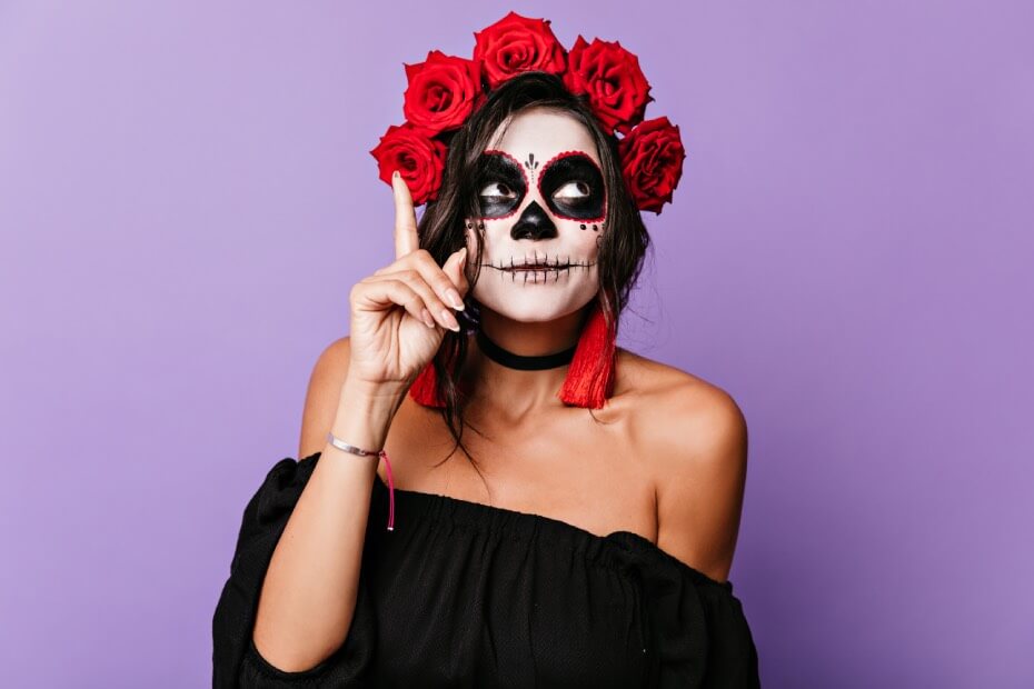 Los coaches de Foriu son expertos en el maquillaje de catrina.
