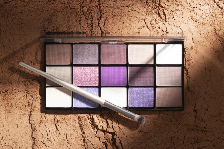 Foriu te recomienda tener en tu kit de maquillaje sombras a prueba de agua para que te duren todo tu evento.