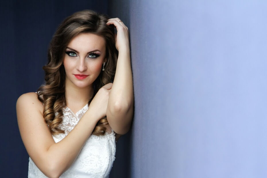 Novia presumiendo el maquillaje que le realizó Foriu para su boda en Acapulco.