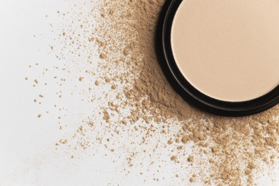 Foriu te aconseja usar maquillaje en polvo arriba de tu base para lograr una mejor cobertura.