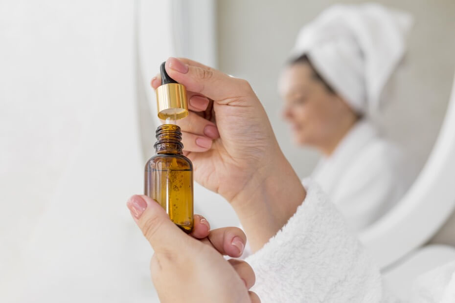 Foriu te recomienda aplicarte suero en la cara cuando viajes para mantenerla hidratada.