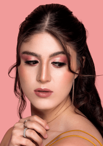 Mujer posando de frente con su maquillaje de noche para eventos sociales en Medellín a domicilio