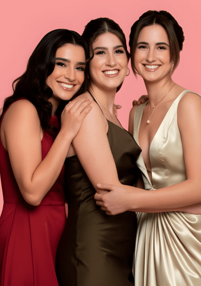 Chica posando de frente con su peinado semi recogido y maquillaje para eventos sociales en Medellín a domicilio