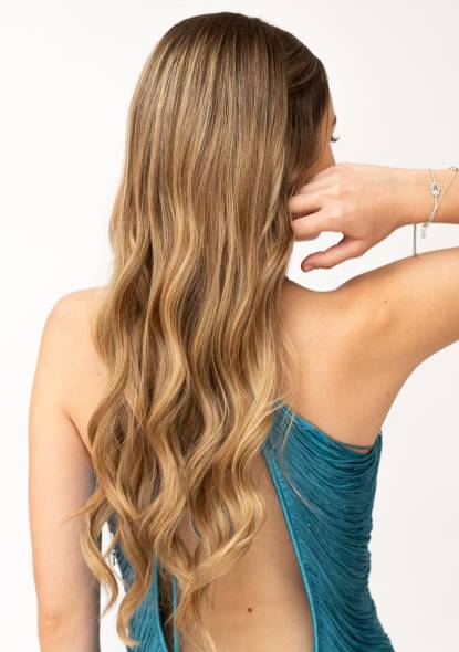 Mujer de espaldas con un peinado social realizado por Foriu en San Miguel de Allende