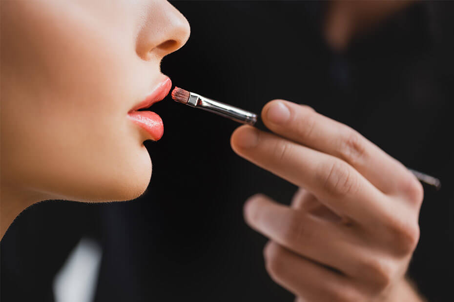 Chica siendo maquillada por experto en maquillaje para novias, XV años y eventos sociales en la Ciudad de México a domicilio