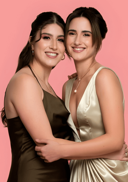 Dos chicas posando con su peinado y maquillaje para dos personas a domicilio para evento social en Medellín