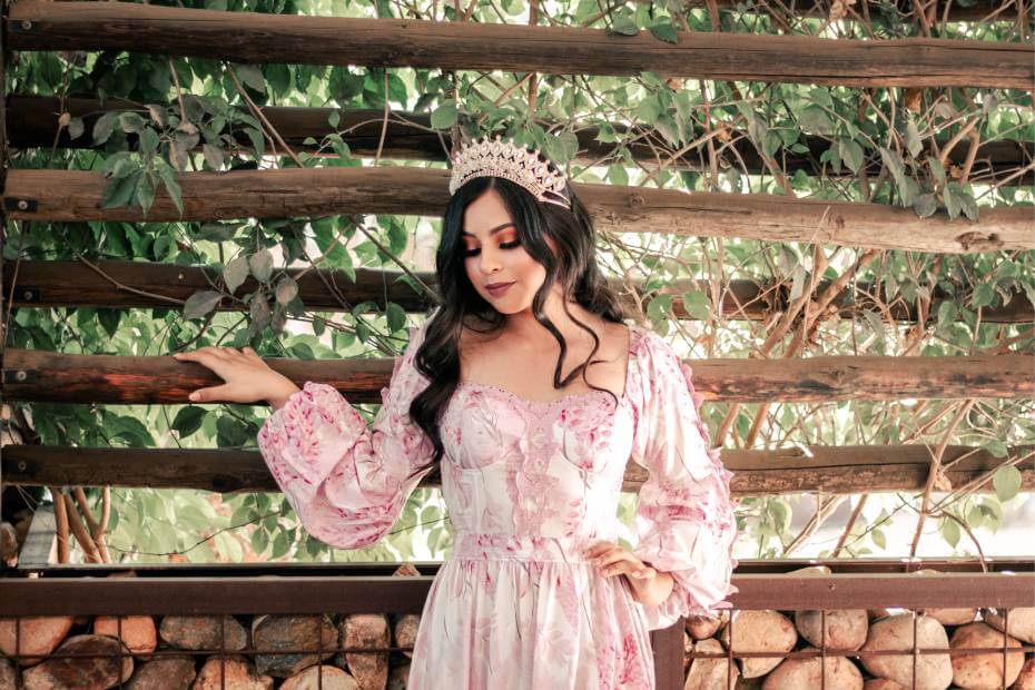 Quinceañera de frente posando su vesto de quinceañera y maquillaje, sobre cómo elegir el peinado y maquillaje perfecto para tu vestido de quinceañera