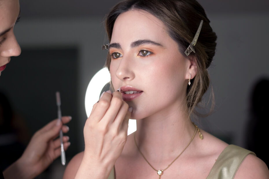Chica siendo atendida por especialistas en peinado y maquillaje social para novias, XV años y eventos sociales en la Ciudad de México a domicilio