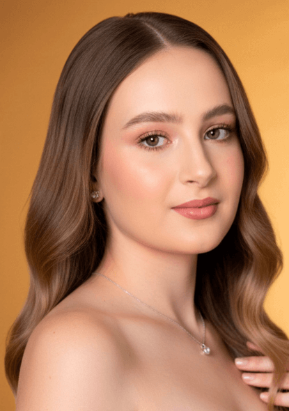 Mujer con maquillaje premium de marcas gama alta lista para su evento en Bogotá