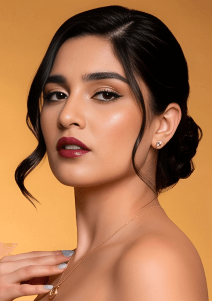 Mujer con maquillaje premium de marcas gama alta lista para su evento en Bogotá