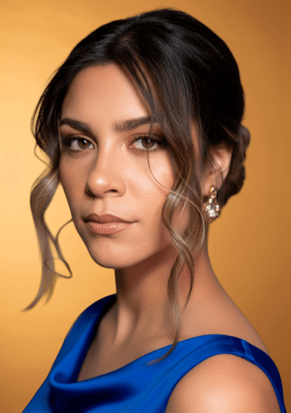 Mujer con maquillaje premium de marcas gama alta lista para su evento en Bogotá