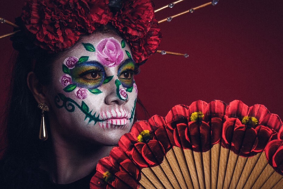 Mujer con maquillaje de Halloween de catrina realizado por Foriu en Ciudad de México