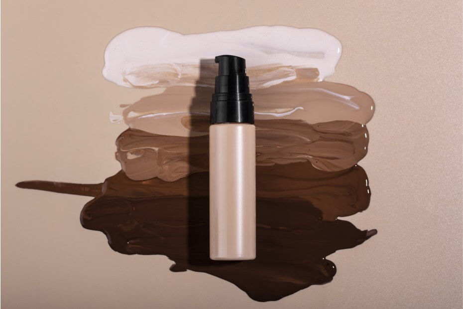 Base de maquillaje sobre fondo con diferentes tonalidades