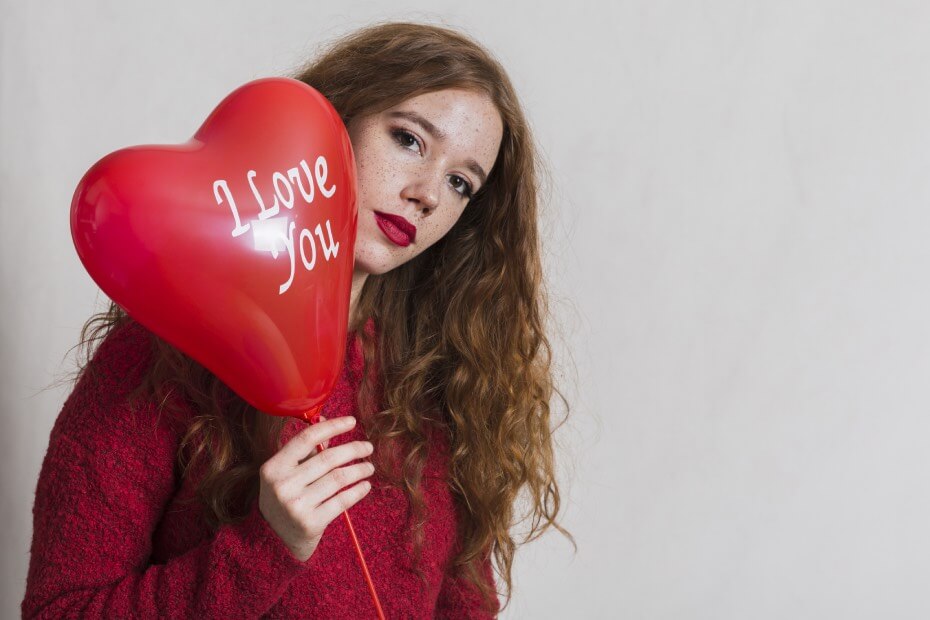 Mujer posando con labial rojo imprescindible para San Valentín
