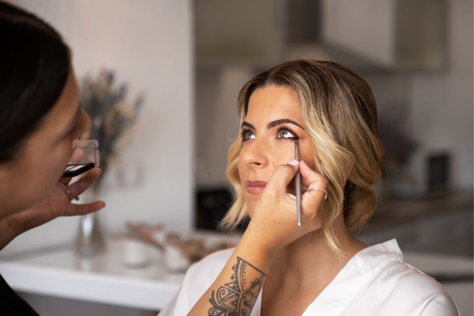 Novia preparándose con los mejores productos de maquillaje