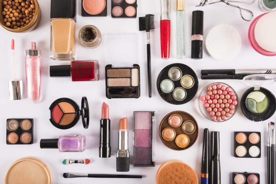 Varios productos multifuncionales de maquillaje que pueden ser utilizados para lograr un gran look como los de Foriu.