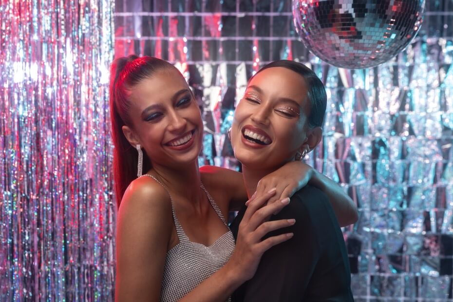 Dos jóvenes que fueron maquilladas por Foriu para el día de su graduación y lucen espectaculares.