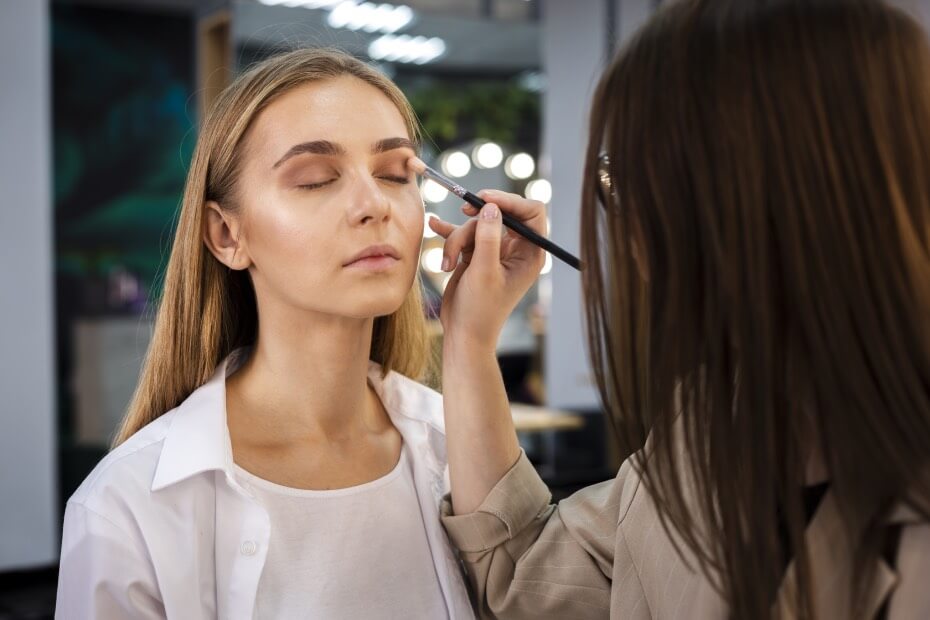 Coach de Foriu maquillando a una clienta para una boda en Cuernavaca.