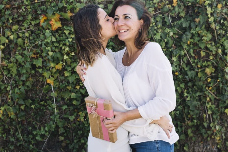 Foriu nos da la idea de regalarle a mamá un maquillaje y peinado a domicilio.