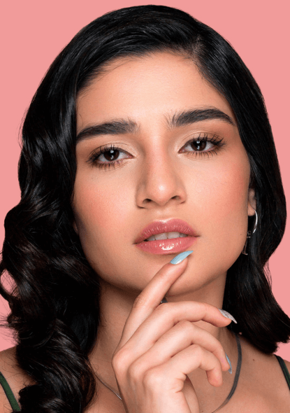 Mujer con peinado y maquillaje realizado por Foriu en Bogotá