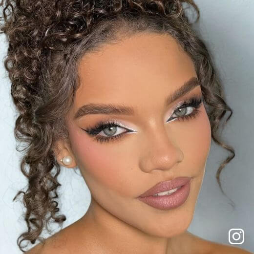 Mujer posando con su maquillaje y peinado para eventos sociales y XV años en Bogotá a domicilio