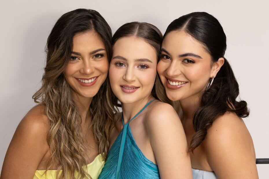 Tres mujeres maquilladas y peinadas por expertos en peinado y maquillaje para novias, XV años y eventos sociales en Medellín a domicilio