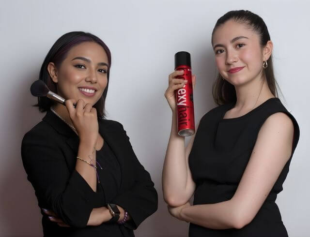 Coaches Foriu posando de frente con sus herramientas para peinado y maquillaje social