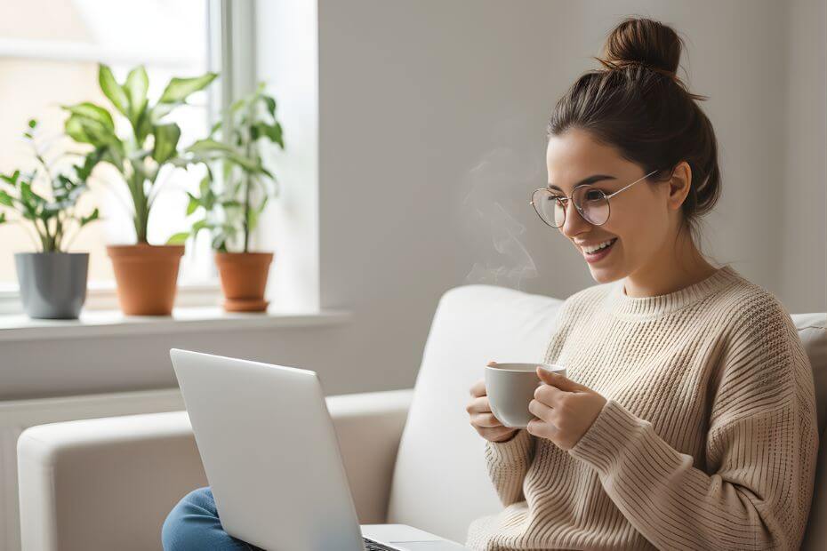 Mujer con laptop en sillón, leyendo blog acerca de maquillaje, peinados y mejores productos de belleza para novia, eventos sociales y XV años a domicilio