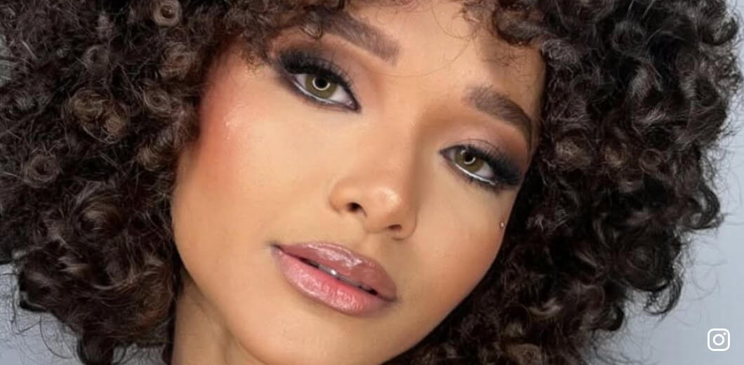 Mujer con su maquillaje realizado por una maquillista profesional para eventos sociales en Bogotá a domicilio