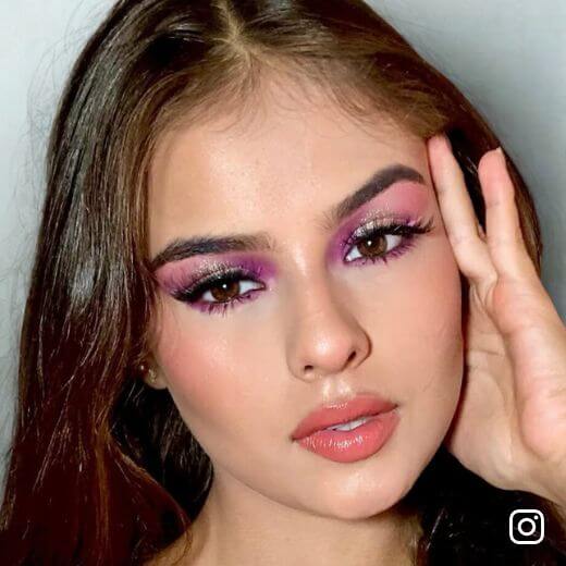 Mujer posando con su maquillaje a domicilio por una Coach Foriu en Bogotá