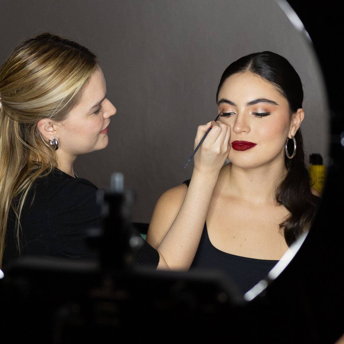 Coach Foriu realizando maquillaje profesional a domicilio en Medellín